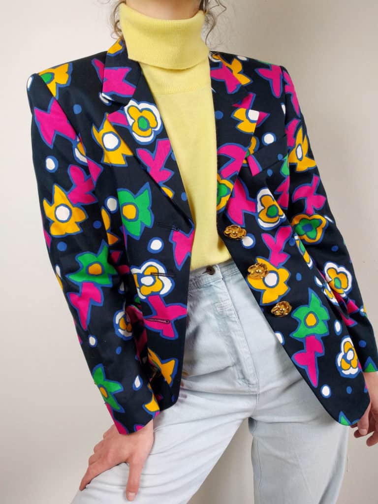 Escada Blazer , einreiher mit Blumenmuster und goldenen Blumenknoepfen, gelber Escada Pulli